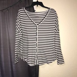 BLACK AND WHITE KNIT TOP